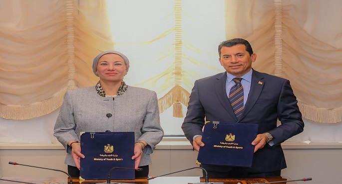 بالصور..وزيرا الشباب والبيئة يوقعان بروتوكول تعاون لبناء قدرات الشباب فى العمل البيئي