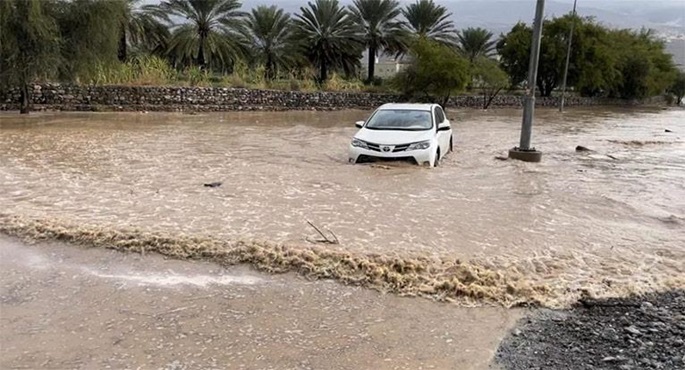 الأمطار الغزيرة بسلطنة عمان تتسبب في فيضان عدد من السدود بمحافظة الظاهرة