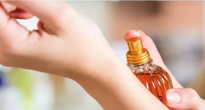 حيل سحرية تحافظ على رائحتك العطرة لأطول وقت في الصيف
