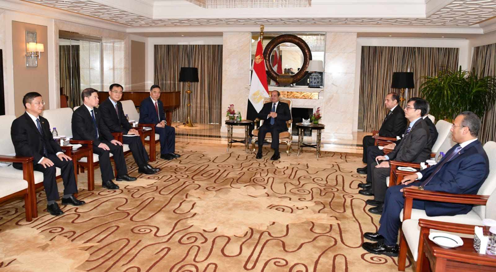 بالصور.. الرئيس السيسي يلتقي رئيس مجموعة هندسة الطاقة الصينية