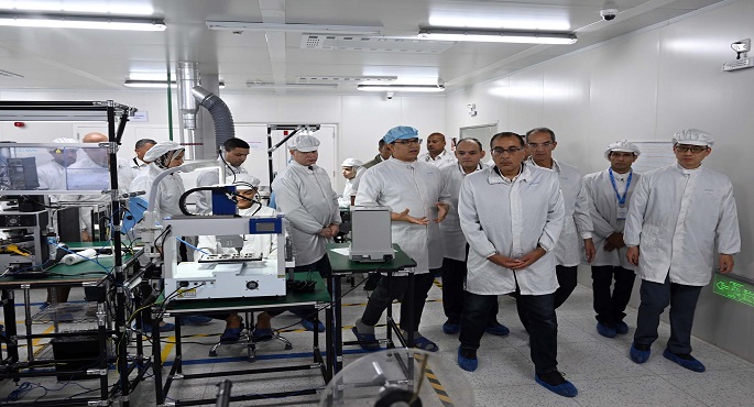 رئيس الوزراء يتفقد مصنع شركة “فيفو” للهواتف الذكية بالعاشر من رمضان
