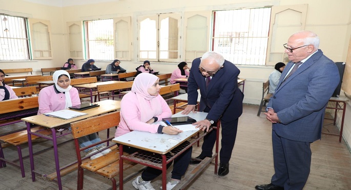 بالصور .. وزير التربية والتعليم ومحافظ بورسعيد يتفقدان امتحانات الصف الثاني الثانوي