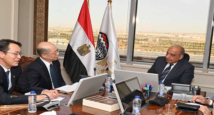 بالصور .. وزير قطاع الأعمال يؤكد الحرص على تنمية العلاقات المصرية الصينية في كافة المجالات