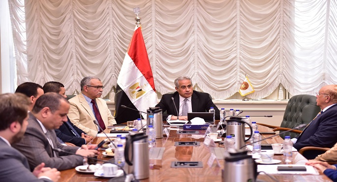 بالصور .. وزير العمل يتابع إجراءت تنفيذ مشروع “مهني 2030” مع “اللجنة المختصة”