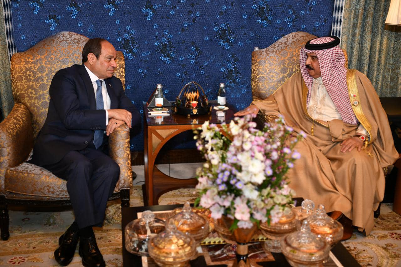 الرئيس السيسي يلتقى في المنامة ملك البحرين على هامش أعمال مجلس الجامعة العربية على مستوى القمة