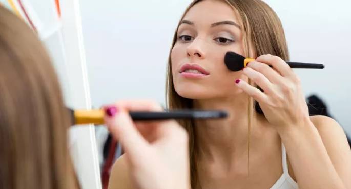 أخطاء عند تطبيق المكياج تفسد الإطلالة وتجعلك تبدين أكبر