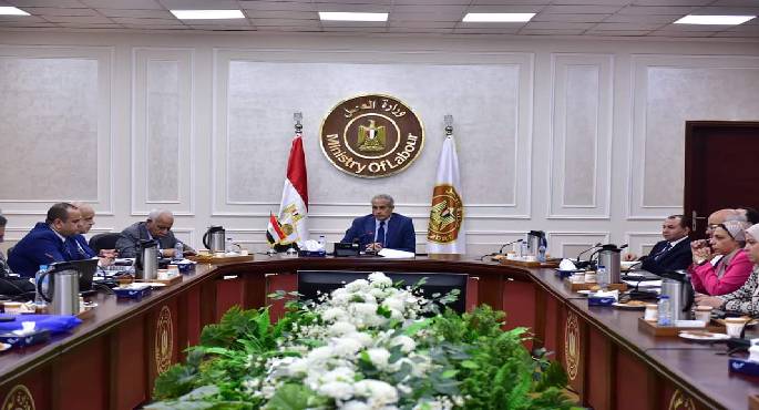“الحوار الاجتماعي” يناقش مشروع قانون العمل ودراسة تحديات السوق