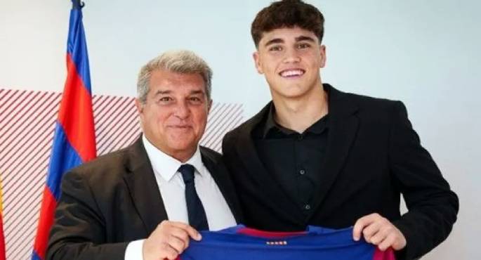 رسمياً.. برشلونة يعلن تمديد عقد مدافعه الشاب باو كوبارسي