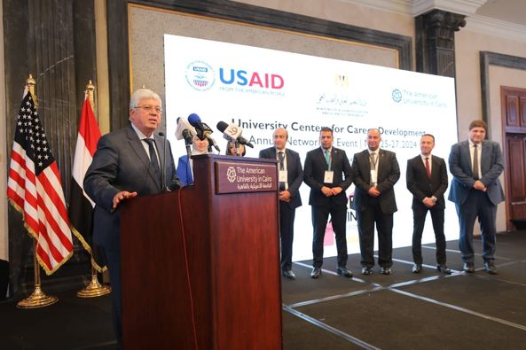 بالصور.. وزير التعليم العالي يشهد مؤتمر التأهيل الوظيفي تحت عنوان “الإستراتيجية الوطنية للتعليم العالي والبحث العلمي”