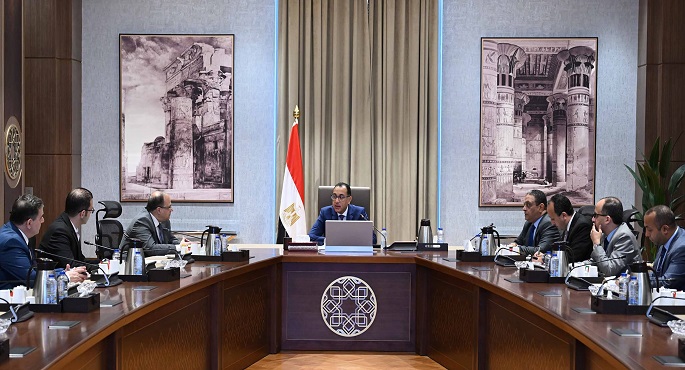 بالصور.. رئيس الوزراء يعقد اجتماعا بشأن تيسير الإجراءات المطلوبة لتعزيز حجم الصادرات الدوائية