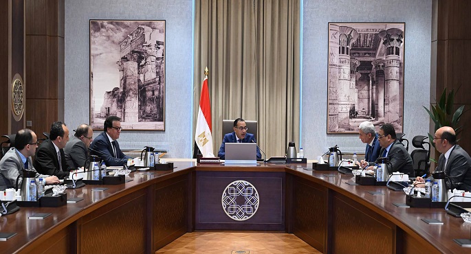 بالصور.. رئيس الوزراء يتابع موقف توافر الأدوية والمستلزمات الطبية