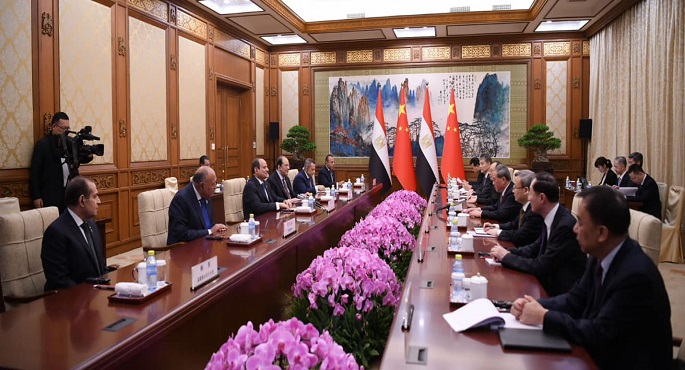 بالصور.. الرئيس السيسي يلتقي رئيس مجلس الدولة الصيني في بكين