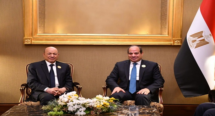 الرئيس السيسي يؤكد لرئيس مجلس القيادة الرئاسي اليمني تمسك مصر بوحدة واستقرار اليمن