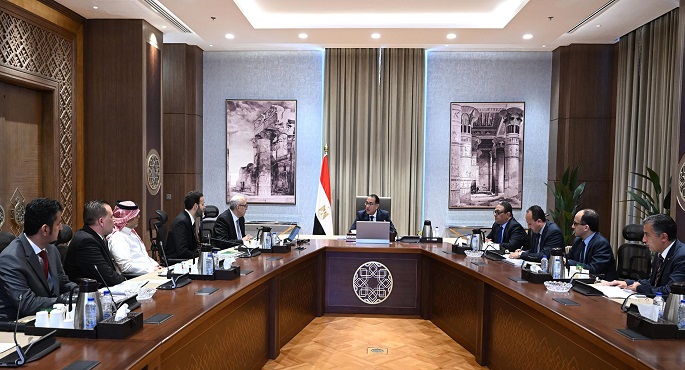 بالصور.. رئيس الوزراء يلتقي مسئولي إحدى الشركات المتخصصة في الرى تحت السطحي
