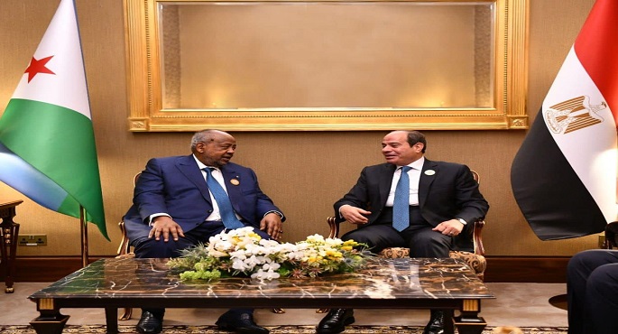 بالصور.. هامش أعمال القمة العربية.. الرئيس السيسي يلتقي نظيره الجيبوتي بالمنامة