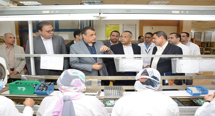 بالصور.. وزير الدولة للإنتاج الحربي يجرى جولة تفقدية مفاجئة لشركة “بنها للصناعات الإلكترونية”