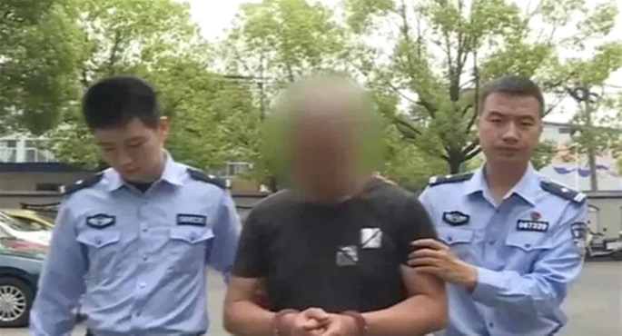 مطلوب يتقمص شخصية عامل نظافة أصم وأبكم لـ20 عاماً