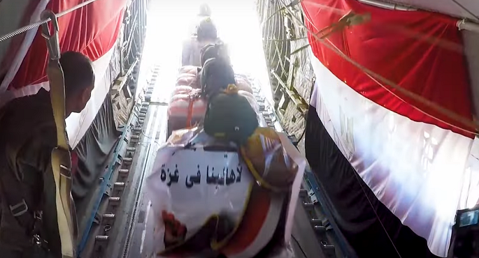بالفيديو ..مصر والأردن والإمارات ينفذون عملية إسقاط لأطنان من المساعدات الإنسانية فوق قطاع غزة