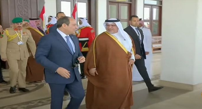 بالفيديو .. الرئيس السيسي يصل البحرين للمشاركة فى القمة العربية الـ 33
