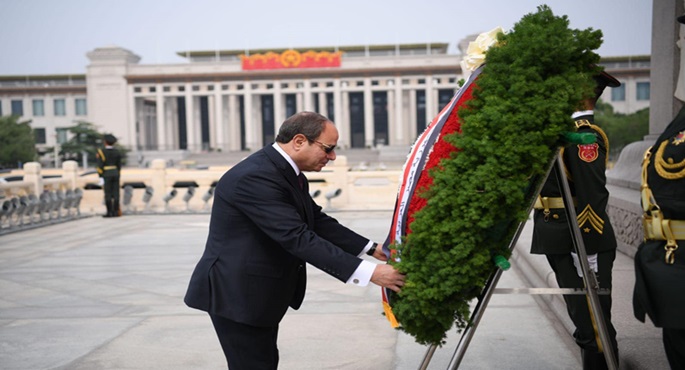 بالصور.. الرئيس السيسي يضع إكليلا من الزهور على النصب التذكاري للجندي المجهول بميدان تيانانمن ببكين