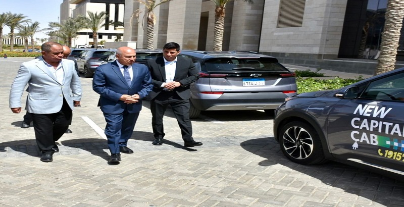 بالصور.. وزير النقل يتفقد المرحلة الأولى من السيارات الكهربائية التي سيتم تشغيلها بالعاصمة الإدارية