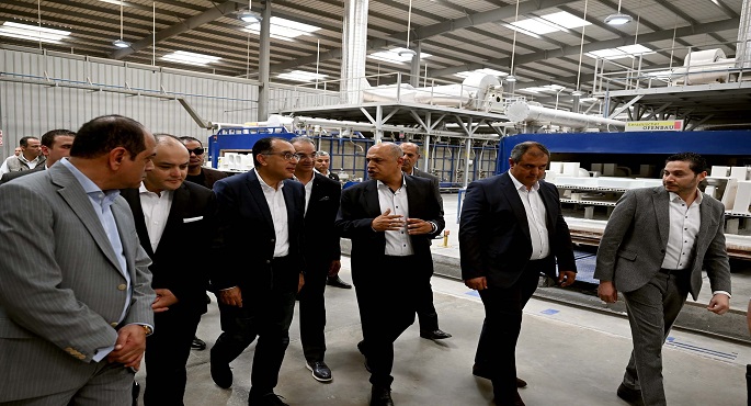 بالصور ..خلال جولته في العاشر من رمضان .. مدبولي يتفقد مصنع شركة “سانبيور” لتصنيع الأدوات الصحية