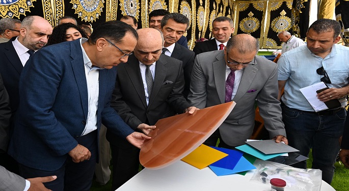 رئيس الوزراء يتفقد مصانع شركة “روبكس العالمية” لتصنيع البلاستيك والإكريليك ببرج العرب