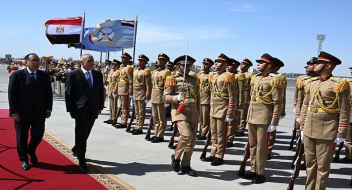 رئيس الوزراء يستقبلُ نظيره الأردني بمطار القاهرة الدولي