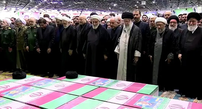 خامنئي يقود مراسم تشييع جثمان الرئيس الإيراني الراحل في وسط طهران