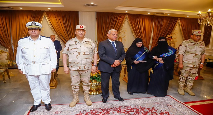 جمعية المحاربين القدماء وضحايا الحرب تكرم عدداً من أسر الشهداء والمصابين بقيادة الجيش الثالث الميدانى