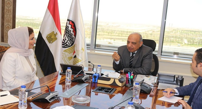 وزير قطاع الأعمال العام يبحث مع وفد من غرفة تجارة وصناعة سلطنة عمان سبل تعزيز التعاون