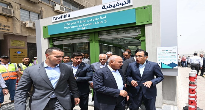 بالصور .. رئيس الوزراء يتفقد أعمال التشغيل التجريبي للجزء الثالث من المرحلة الثالثة من الخط الثالث للمترو