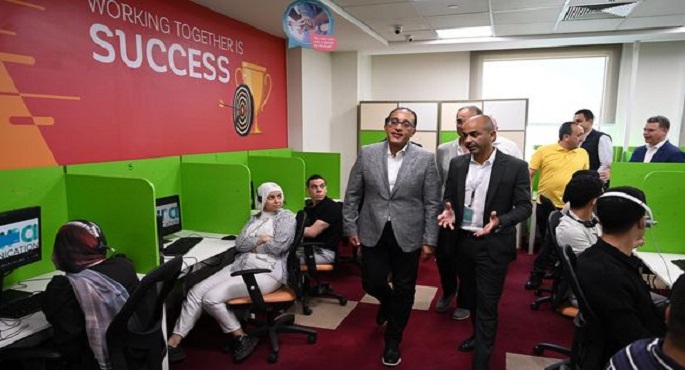 بالصور.. رئيس الوزراء يختتم جولته بمحافظة بني سويف بتفقد القرية التكنولوجية