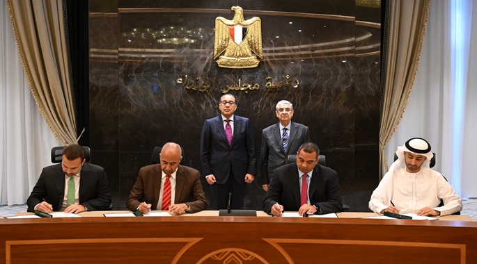 بالصور .. رئيس الوزراء يشهد توقيع محضر استلام ارض مشروع إنتاج الكهرباء من طاقة الرياح غرب سوهاج بقدرة 10 جيجاوات