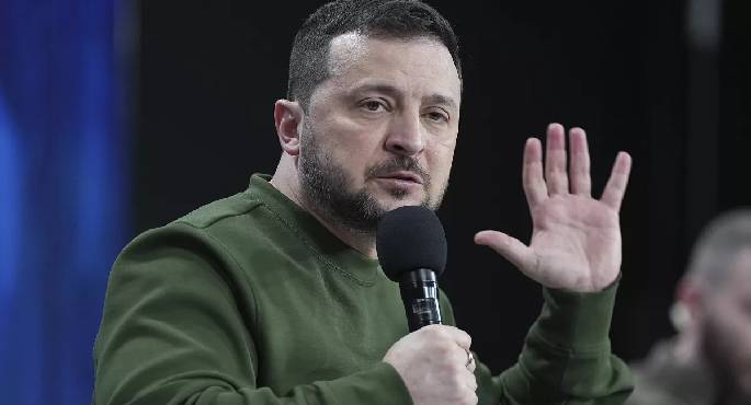 زيلينسكي: روسيا هاجمت أوكرانيا بمئات الصواريخ والمسيرات وآلاف القنابل في أبريل