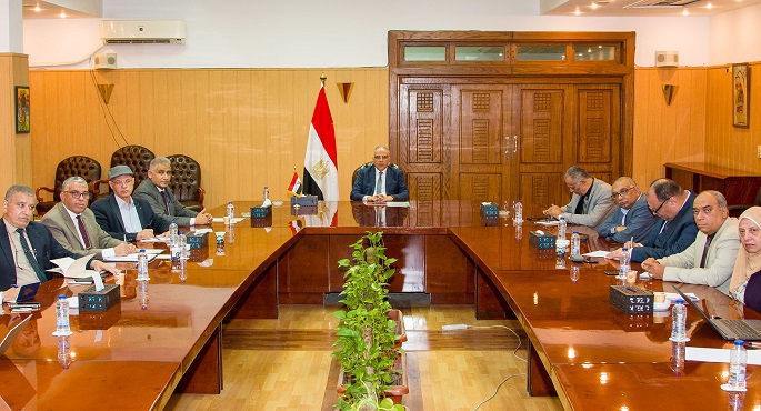 وزير الري يبحث مع عدد من قيادات الوزارة خطة تطوير منظومة إدارة وتوزيع المياه