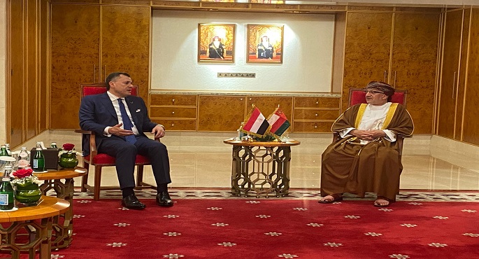 وزير السياحة يبحث آليات دعم التعاون المشترك مع نظيره العماني