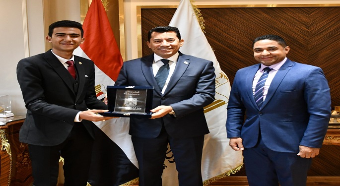 وزير الشباب يكرم عمرو محمد لفوزه بالمركز الثاني عالميًا في مجال الطاقة المتجددة