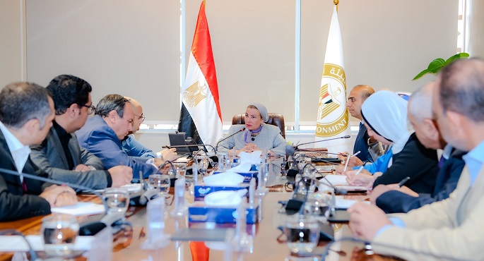 وزيرة البيئة تستمع لمقترحات شركات الأسمنت والتحديات التى تواجههم لانتاج الوقود البديل والسماد العضوى