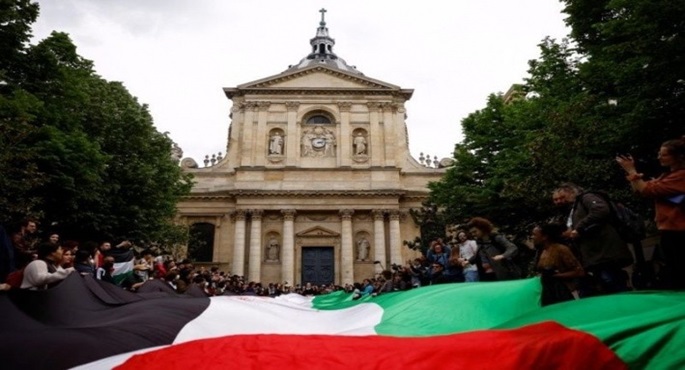 وقفة تضامنية مع فلسطين في محيط جامعة السوربون في فرنسا