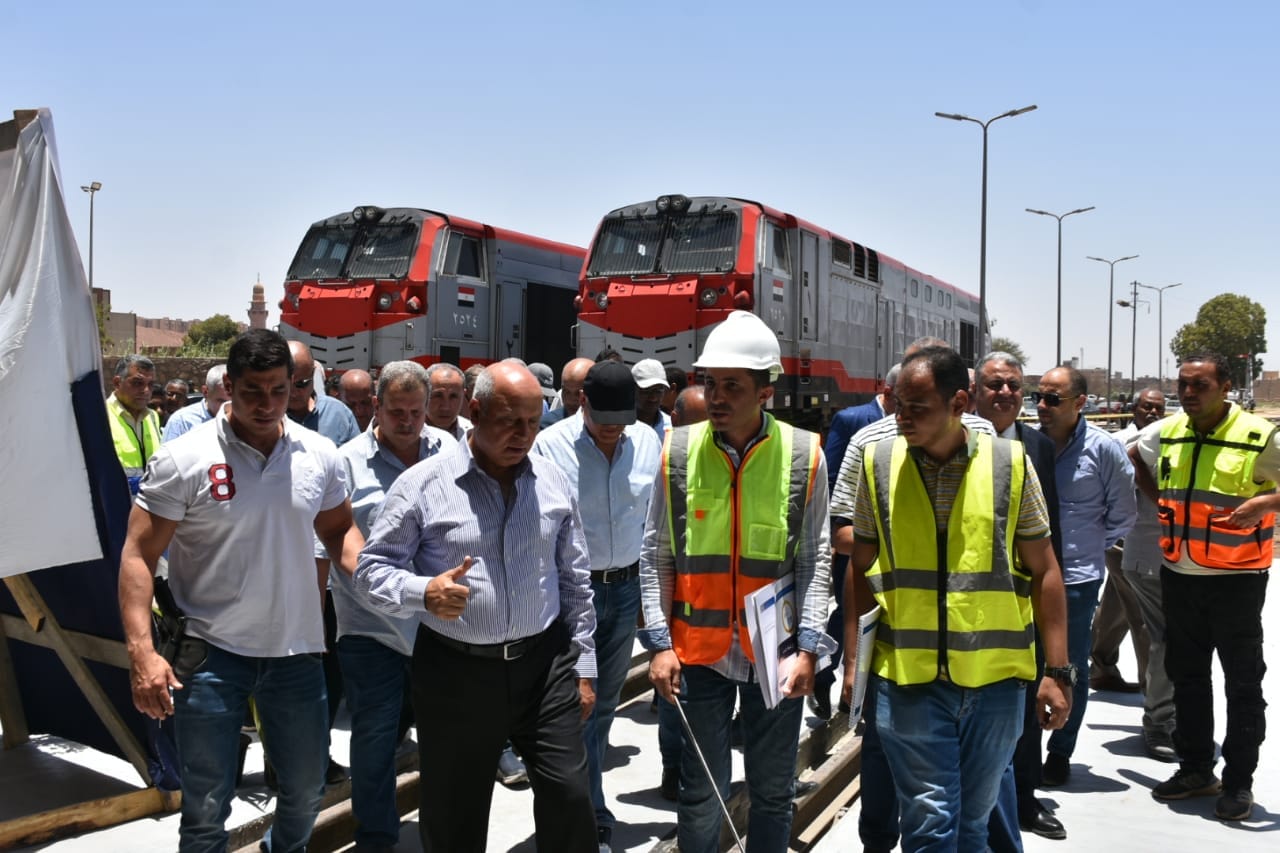 بالصور.. وزير النقل يتفقد محطة أسوان للسكك الحديدية ويتابع تطوير ورشة أسوان