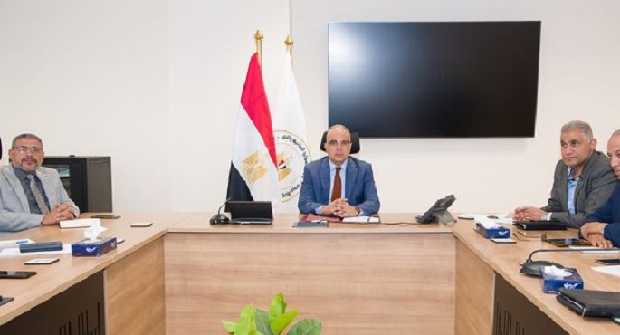 بالصور .. وزير الري يوجه باستمرار التنسيق لمتابعة حالة المصارف على مستوى الجمهورية