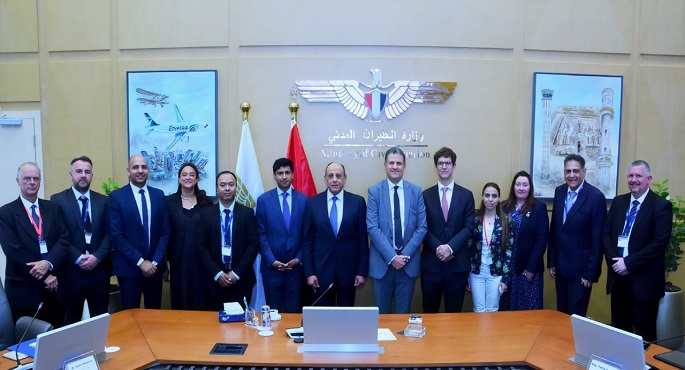 بالصور .. وزير الطيران المدني يبحث التعاون المشترك مع ممثلي السفارة البريطانية وكبرى الشركات
