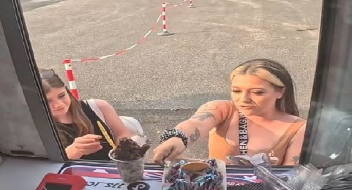 سيدة بريطانية تسافر 241 كيلو مترا لتجربة شراء آيس كريم