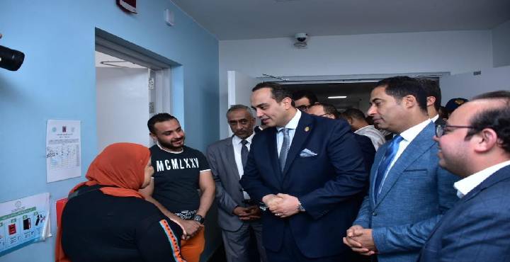 بالصور..رئيس هيئة الرعاية الصحية في جولة تفقدية لمجمع السويس الطبي