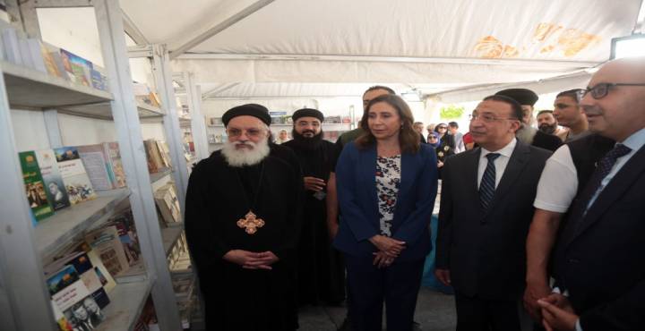 بالصور.. وزيرة الثقافة ومحافظ الإسكندرية يفتتحان الدورة السابعة لمعرض الكتاب بالكاتدرائية المرقسية