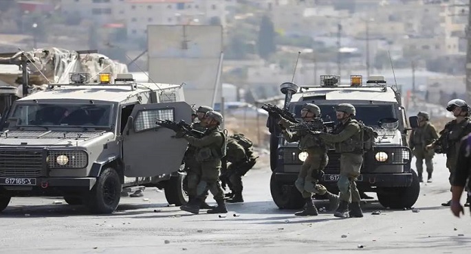 قوات الاحتلال الإسرائيلي تقتحم بلدة “اليامون” غرب جنين وتحاصر منزلا وتصيب فلسطينيا