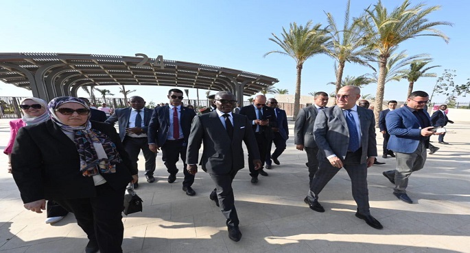 بالصور.. وزير الإسكان يشرح لنائب رئيس جمهورية غينيا الاستوائية جهود الدولة فى إنشاء العاصمة الإدارية الجديدة