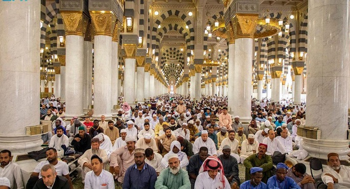 ضيوف الرحمن يؤدون صلاة الجمعة بالمسجد النبوي قبيل أداء شعيرة الحج