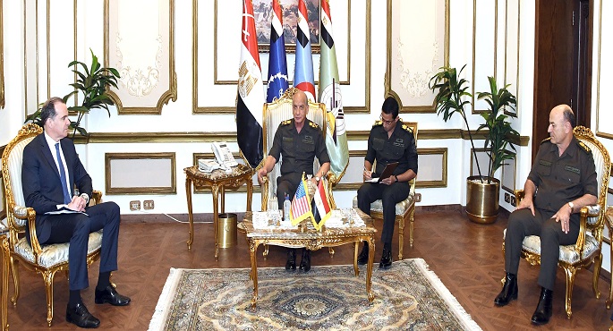 بالفيديو والصور.. وزير الدفاع يلتقي منسق الشرق الأوسط وشمال أفريقيا لمجلس الأمن القومي الأمريكي